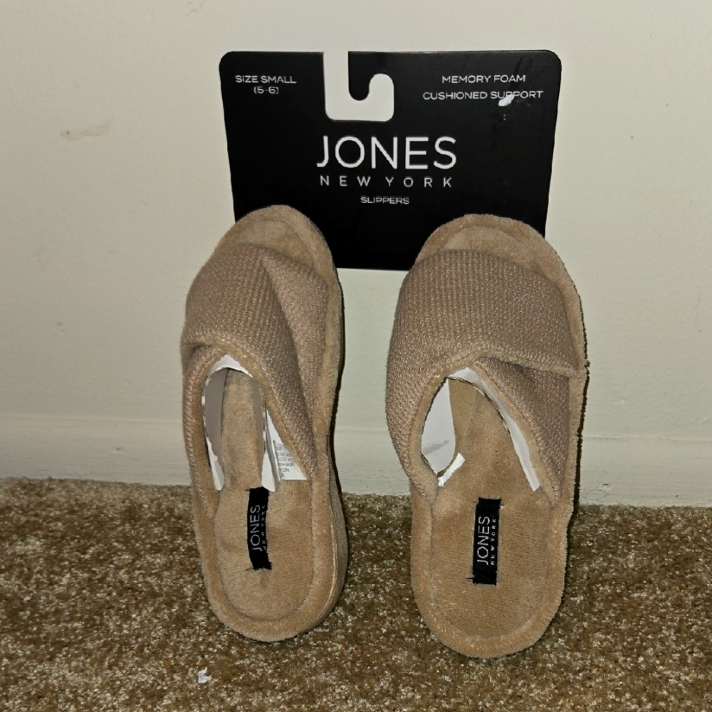 NWT Jones New York Women's Beige Tan Cream Toned Slippers Memory Foam Size S 5/6